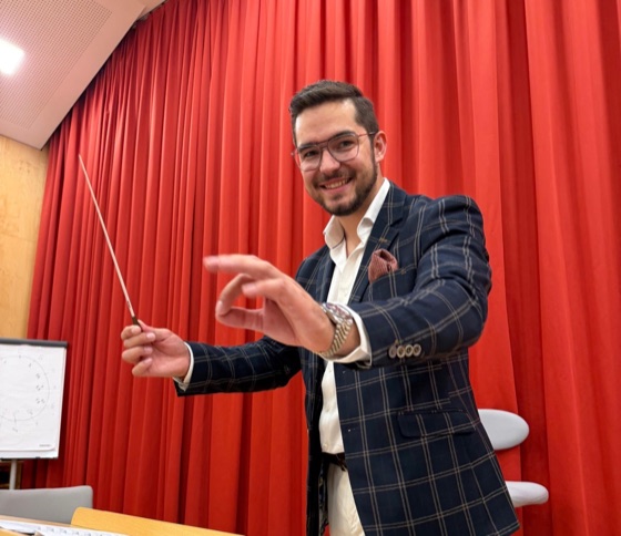 Benedikt Winter beim Dirigieren